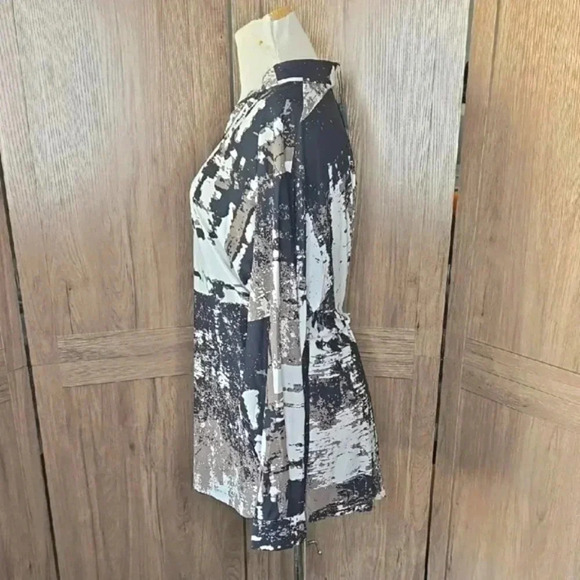 Black and White Abstract Blouse - Picture 3 of 11